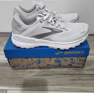 Brooks women tenni shoes